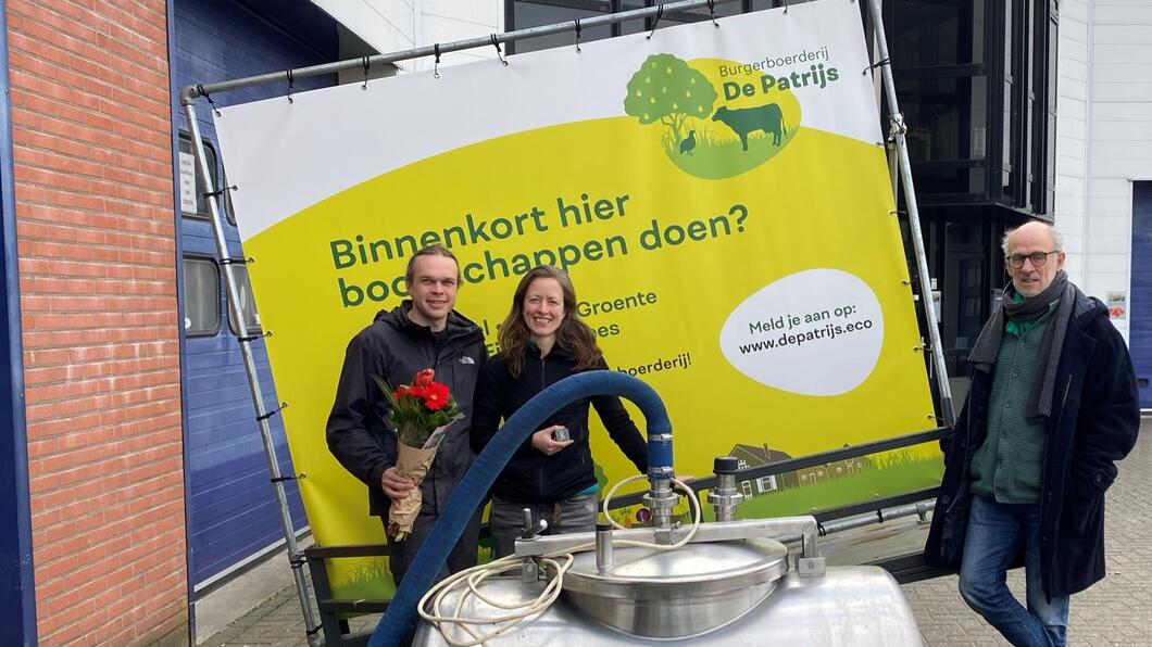 Johannes Regelink & Joanne Malatoux krijgen bloemen en een Groen Lintje van Herman van Rooijen.