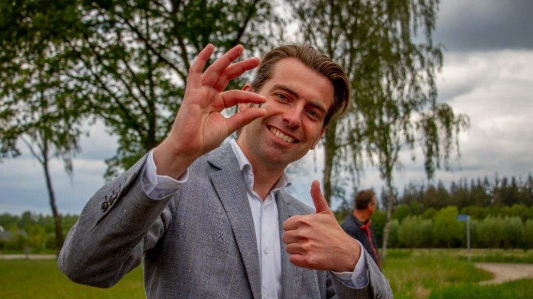 Wethouder Paul Hofman bij de start van het Bijenlint